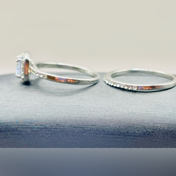 Engagement jewelry 2 pc set. Classic straight band rings with round cut zirconia - Picture 5 of 7